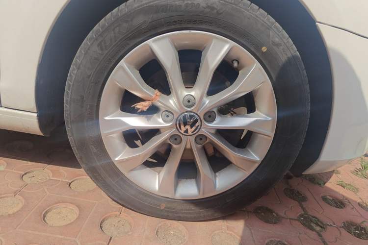 Used Volkswagen Golf 2012 1.4 TSI Automatic Comfort Edition Right Front Wheel Hub