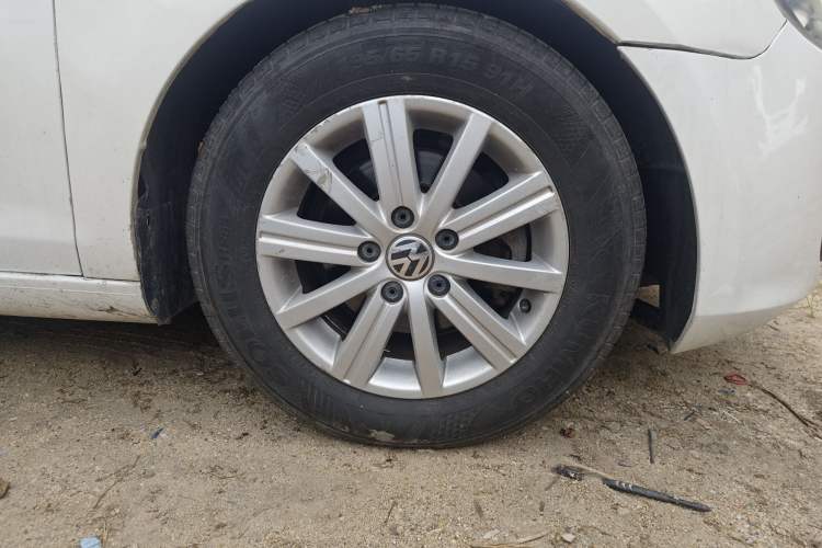 Used Volkswagen Golf 2012 1.6L Automatic Fashion Model Right Front Wheel Hub