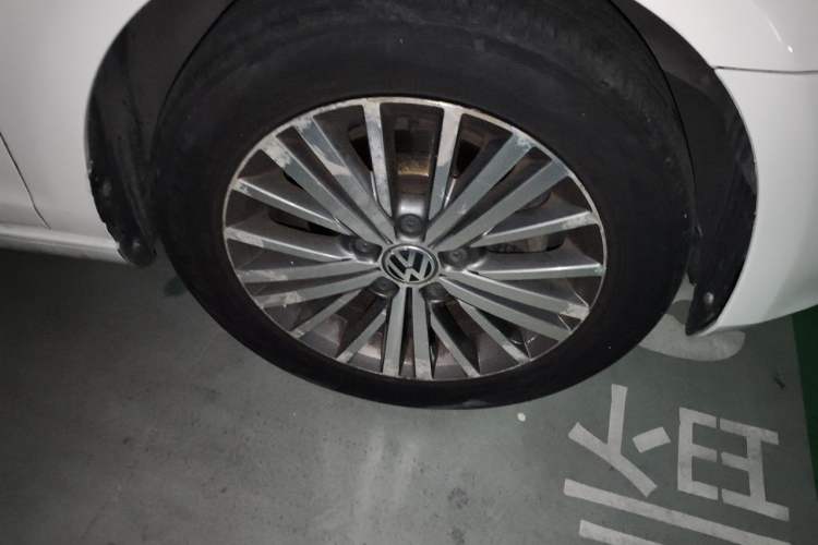 Used Volkswagen Golf 2012 1.4TSI Automatic Luxury Edition Right Front Wheel Hub