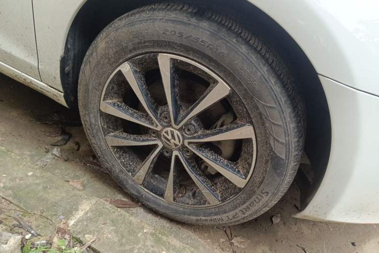 Used Volkswagen Golf 2012 1.4TSI Automatic Luxury Edition Right Front Wheel Hub