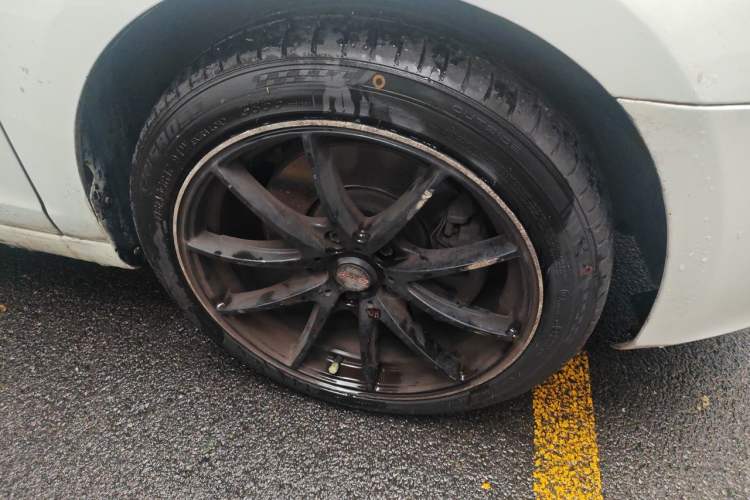 Used Volkswagen Golf 2012 1.4TSI Comfort Convertible Edition Right Front Wheel Hub