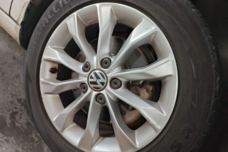Used Volkswagen Golf 2012 1.4 TSI Automatic Comfort Edition Right Front Wheel Hub