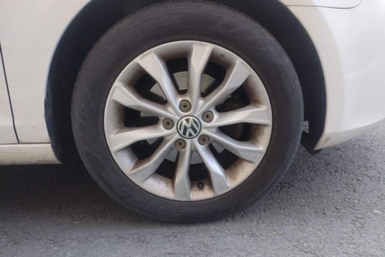 Used Volkswagen Golf 2012 1.6L Automatic Comfort Model Right Front Wheel Hub