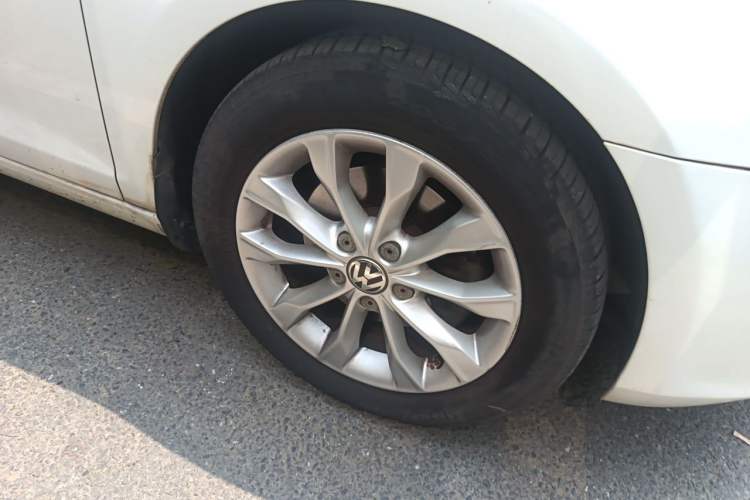 Used Volkswagen Golf 2012 1.4 TSI Automatic Comfort Edition Right Front Wheel Hub