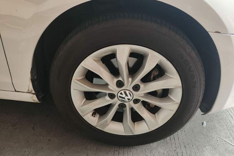 Used Volkswagen Golf 2012 1.4 TSI Automatic Comfort Edition Right Front Wheel Hub