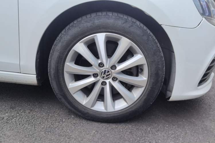 Used Volkswagen Golf 2012 1.4TSI Comfort Convertible Edition Right Front Wheel Hub