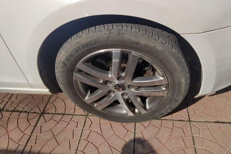 Used Volkswagen Golf 2012 1.4TSI Comfort Convertible Edition Right Front Wheel Hub