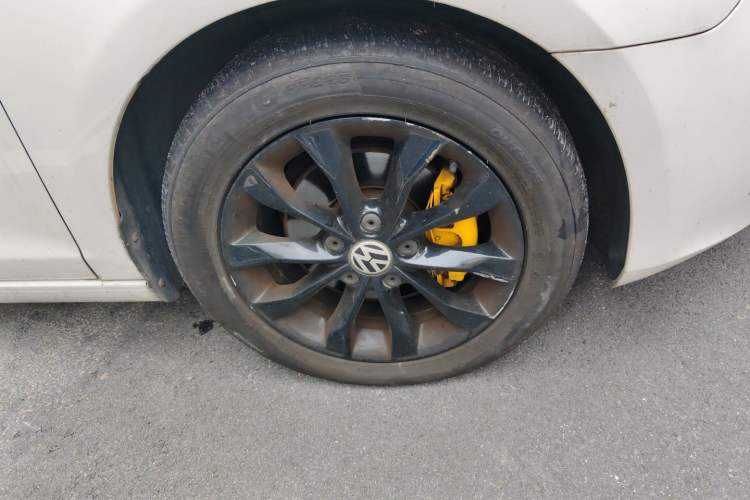Used Volkswagen Golf 2012 1.4 TSI Manual Comfort Edition Right Front Wheel Hub