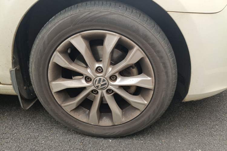 Used Volkswagen Golf 2012 1.4 TSI Automatic Comfort Edition Right Front Wheel Hub
