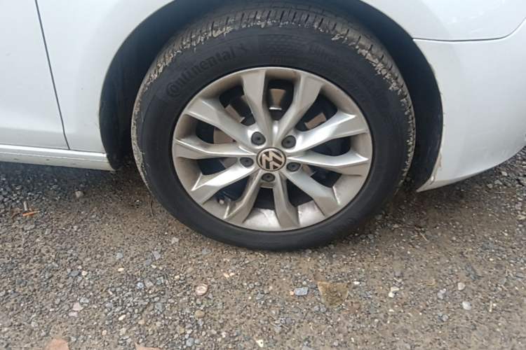 Used Volkswagen Golf 2012 1.6L Automatic Comfort Model Right Front Wheel Hub