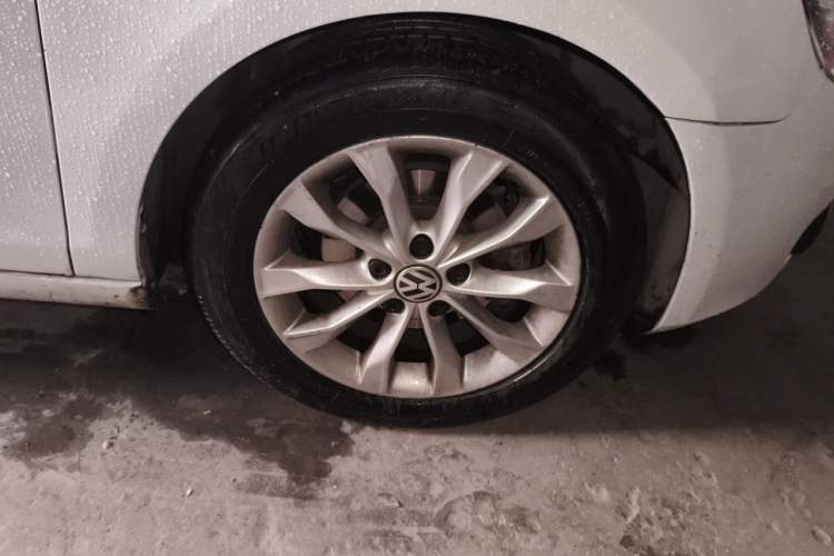 Used Volkswagen Golf 2012 1.6L Automatic Comfort Model Right Front Wheel Hub