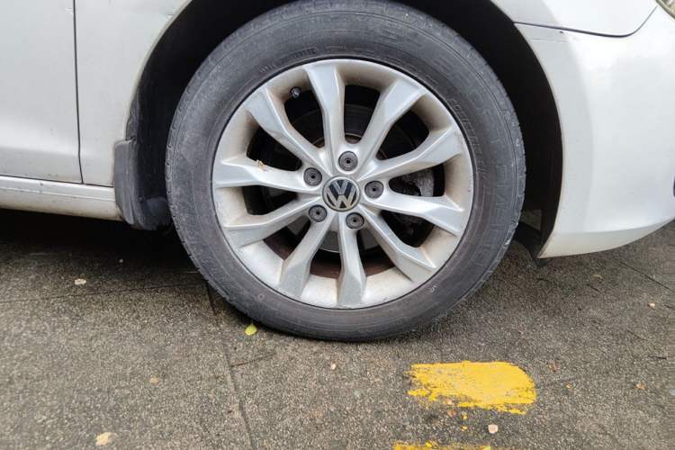Used Volkswagen Golf 2012 1.6 Manual Comfort Edition Right Front Wheel Hub