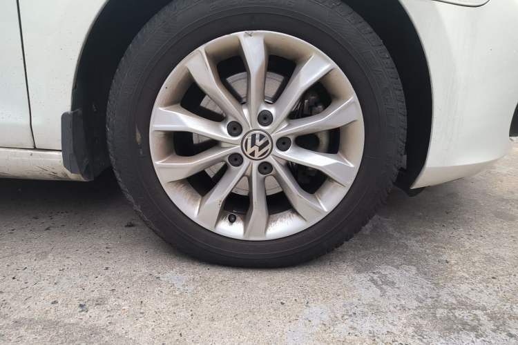 Used Volkswagen Golf 2012 1.4 TSI Automatic Comfort Edition Right Front Wheel Hub