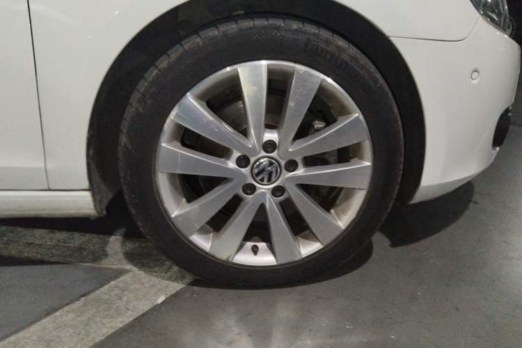 Used Volkswagen Golf 2012 1.4TSI Luxury Convertible Edition Right Front Wheel Hub