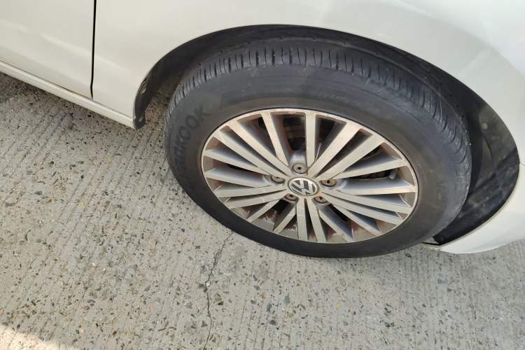 Used Volkswagen Golf 2012 1.4TSI Automatic Luxury Edition Right Front Wheel Hub