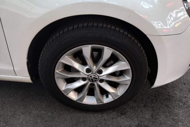 Used Volkswagen Golf 2012 1.6L Automatic Comfort Model Right Front Wheel Hub