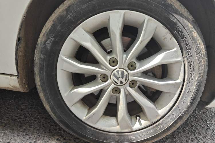 Used Volkswagen Golf 2012 1.6L Automatic Comfort Model Right Front Wheel Hub