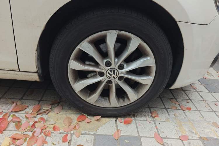 Used Volkswagen Golf 2012 1.4 TSI Automatic Comfort Edition Right Front Wheel Hub