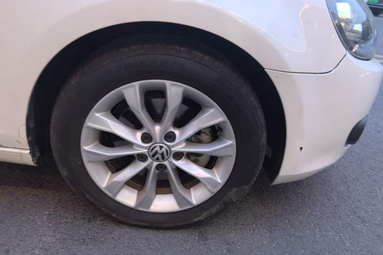 Used Volkswagen Golf 2012 1.4 TSI Automatic Comfort Edition Right Front Wheel Hub
