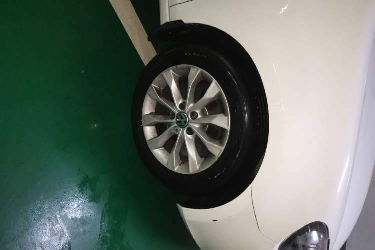 Used Volkswagen Golf 2012 1.6L Automatic Comfort Model Right Front Wheel Hub