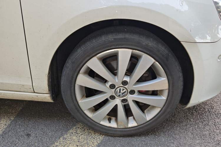Used Volkswagen Golf 2012 1.4TSI Luxury Convertible Edition Right Front Wheel Hub