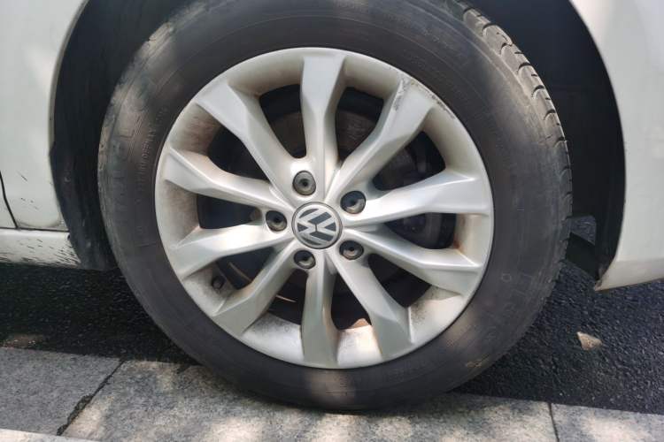 Used Volkswagen Golf 2012 1.6L Automatic Comfort Model Right Front Wheel Hub