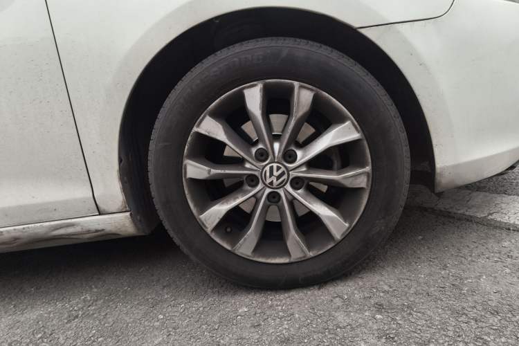 Used Volkswagen Golf 2012 1.6L Automatic Comfort Model Right Front Wheel Hub