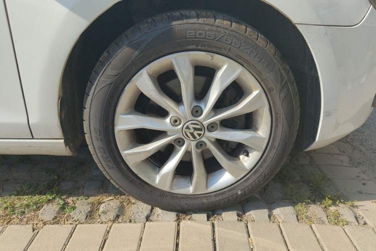 Used Volkswagen Golf 2012 1.4 TSI Automatic Comfort Edition Right Front Wheel Hub