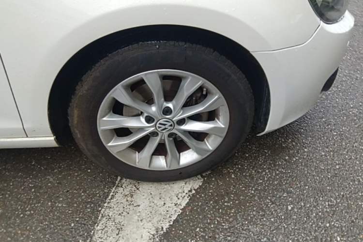 Used Volkswagen Golf 2012 1.4 TSI Automatic Comfort Edition Right Front Wheel Hub