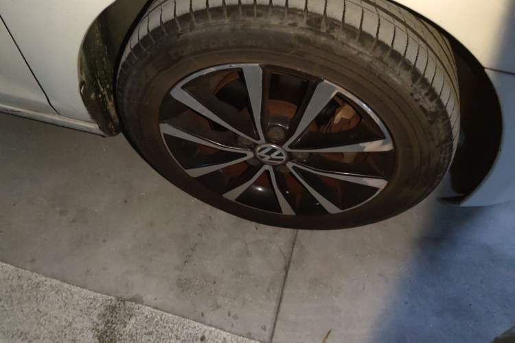 Used Volkswagen Golf 2012 1.4TSI Automatic Luxury Edition Right Front Wheel Hub