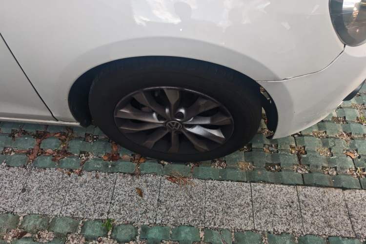 Used Volkswagen Golf 2012 1.6L Automatic Comfort Model Right Front Wheel Hub
