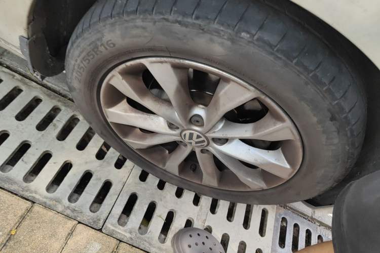 Used Volkswagen Golf 2012 1.4 TSI Automatic Comfort Edition Right Front Wheel Hub