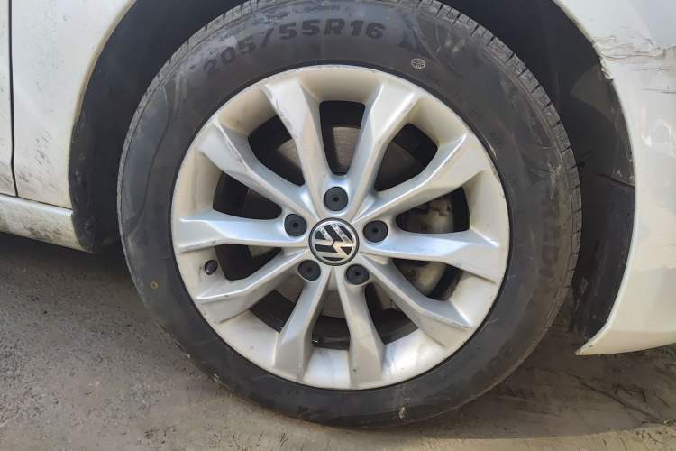 Used Volkswagen Golf 2012 1.4 TSI Automatic Comfort Edition Right Front Wheel Hub