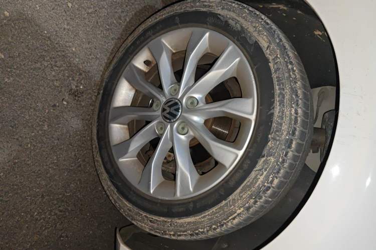 Used Volkswagen Golf 2012 1.6L Automatic Comfort Model Right Front Wheel Hub