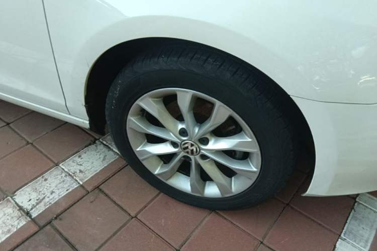 Used Volkswagen Golf 2012 1.6L Automatic Comfort Model Right Front Wheel Hub