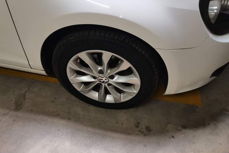 Used Volkswagen Golf 2012 1.6L Automatic Comfort Model Right Front Wheel Hub