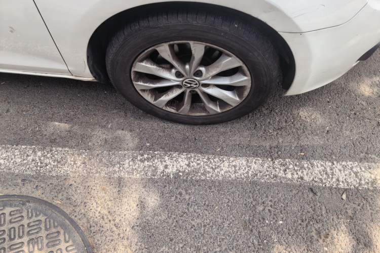 Used Volkswagen Golf 2012 1.4 TSI Manual Comfort Edition Right Front Wheel Hub
