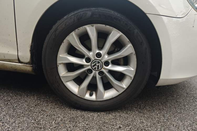 Used Volkswagen Golf 2012 1.4 TSI Automatic Comfort Edition Right Front Wheel Hub