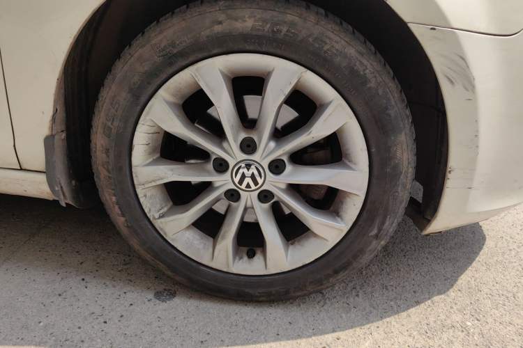Used Volkswagen Golf 2012 1.6 Manual Comfort Edition Right Front Wheel Hub
