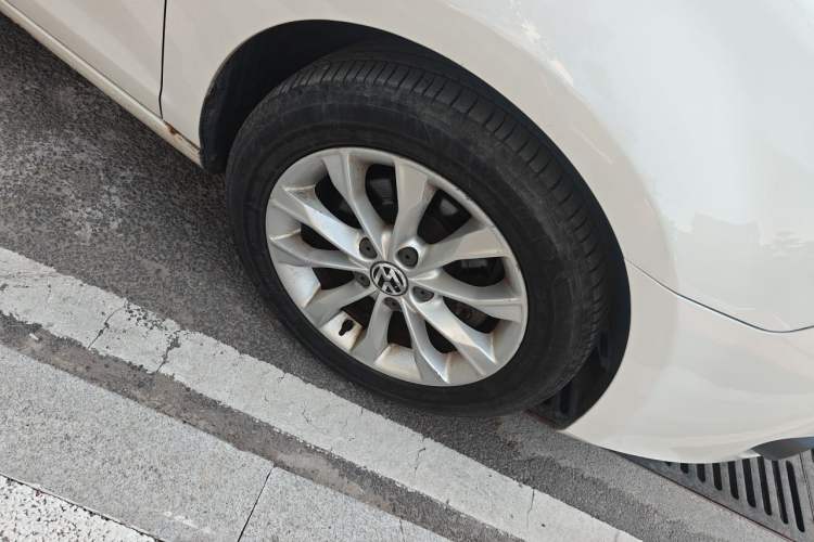 Used Volkswagen Golf 2012 1.6L Automatic Comfort Model Right Front Wheel Hub