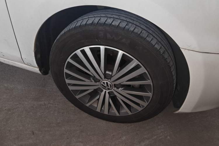Used Volkswagen Golf 2012 1.4TSI Automatic Luxury Edition Right Front Wheel Hub