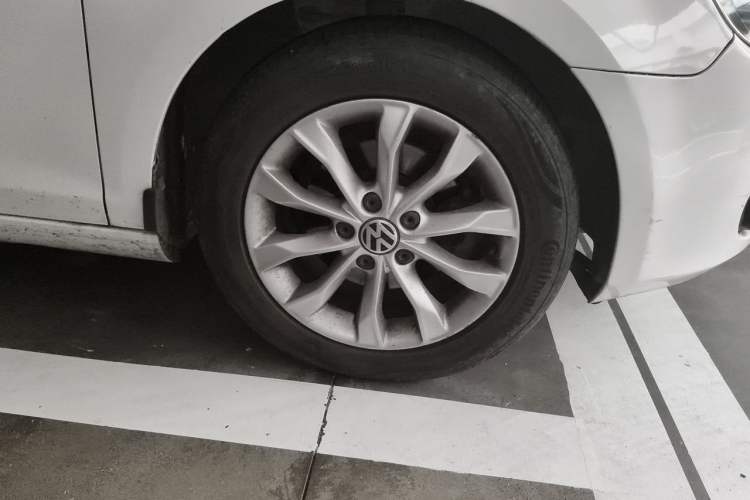 Used Volkswagen Golf 2012 1.6L Automatic Comfort Model Right Front Wheel Hub