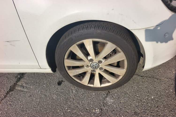 Used Volkswagen Golf 2012 1.4TSI Luxury Convertible Edition Right Front Wheel Hub