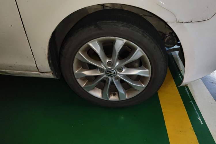 Used Volkswagen Golf 2012 1.4 TSI Automatic Comfort Edition Right Front Wheel Hub