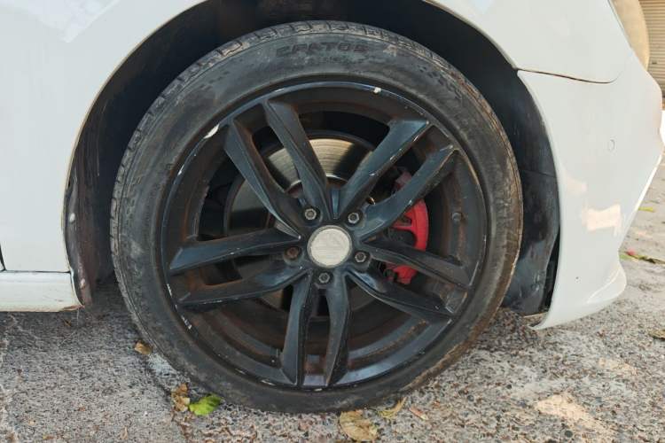 Used Volkswagen Golf 2012 1.4TSI Luxury Convertible Edition Right Front Wheel Hub