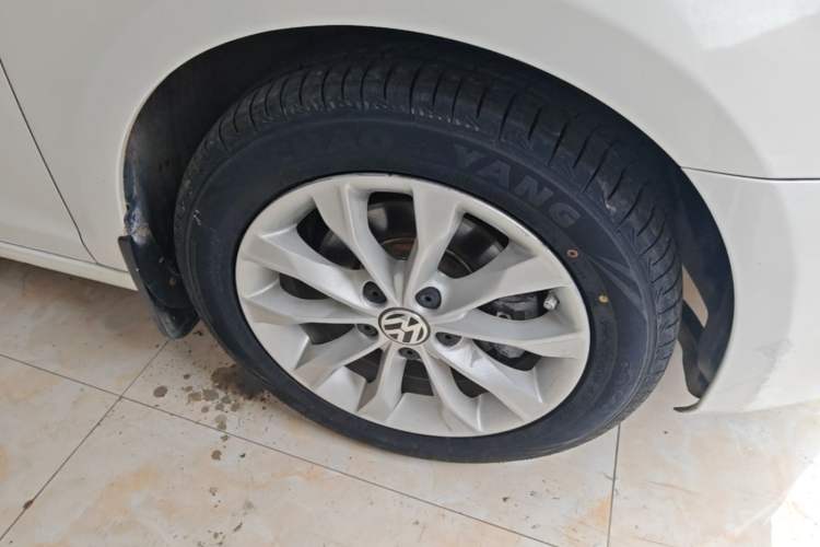 Used Volkswagen Golf 2012 1.6L Automatic Comfort Model Right Front Wheel Hub
