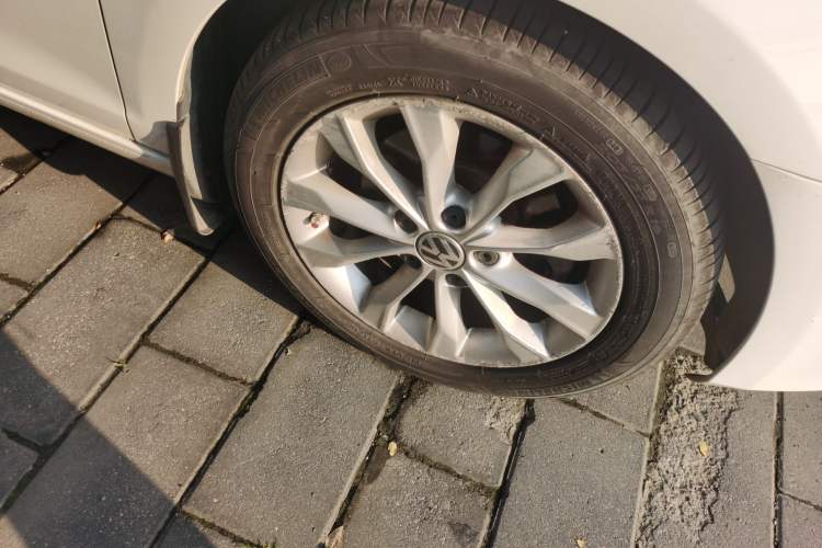 Used Volkswagen Golf 2012 1.6 Manual Comfort Edition Right Front Wheel Hub