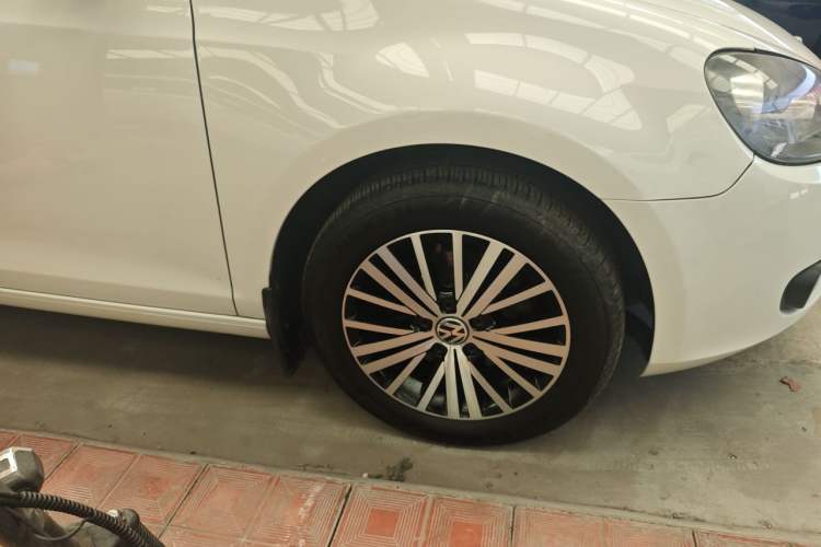 Used Volkswagen Golf 2012 1.4TSI Automatic Luxury Edition Right Front Wheel Hub