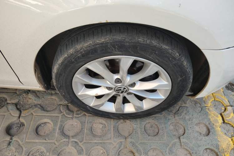 Used Volkswagen Golf 2012 1.6L Automatic Comfort Model Right Front Wheel Hub
