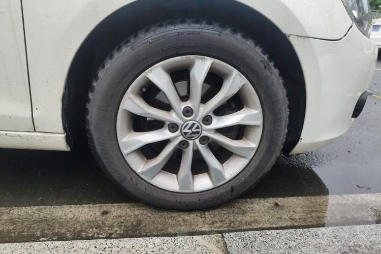Used Volkswagen Golf 2012 1.6L Automatic Comfort Model Right Front Wheel Hub